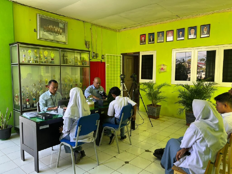 Jemput Bola, Disdukcapil Rekam KTP Generasi Tubel di SMAN 13 Banda Aceh