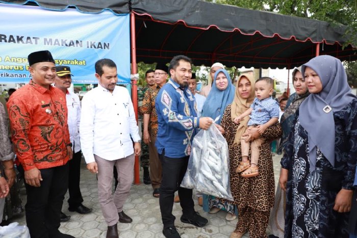 PJ Bupati Aceh Besar dan DKP Aceh Bagikan 1 Ton Ikan untuk Penanganan Inflasi dan Stunting