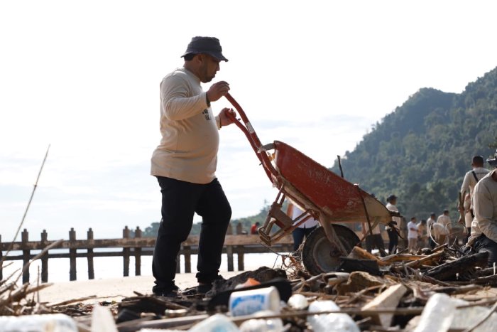 Pemkab Aceh Besar Bersama SKPK Bersihkan Pantai Nipah Pulo Aceh