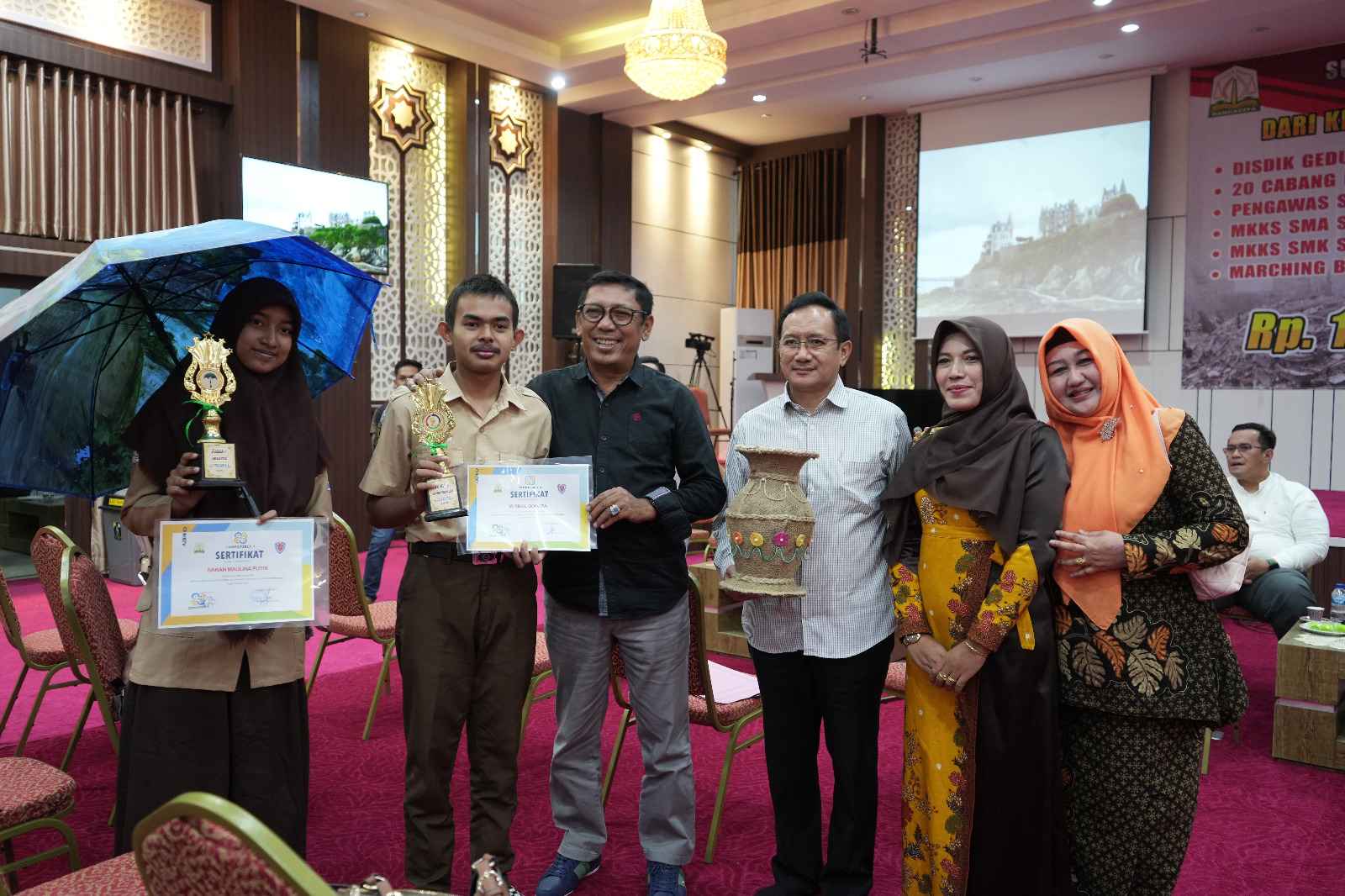 Siswa SLB-B YPAC Banda Aceh Hadiahkan Vas Bunga Ikonik untuk Kadisdik Alhudri