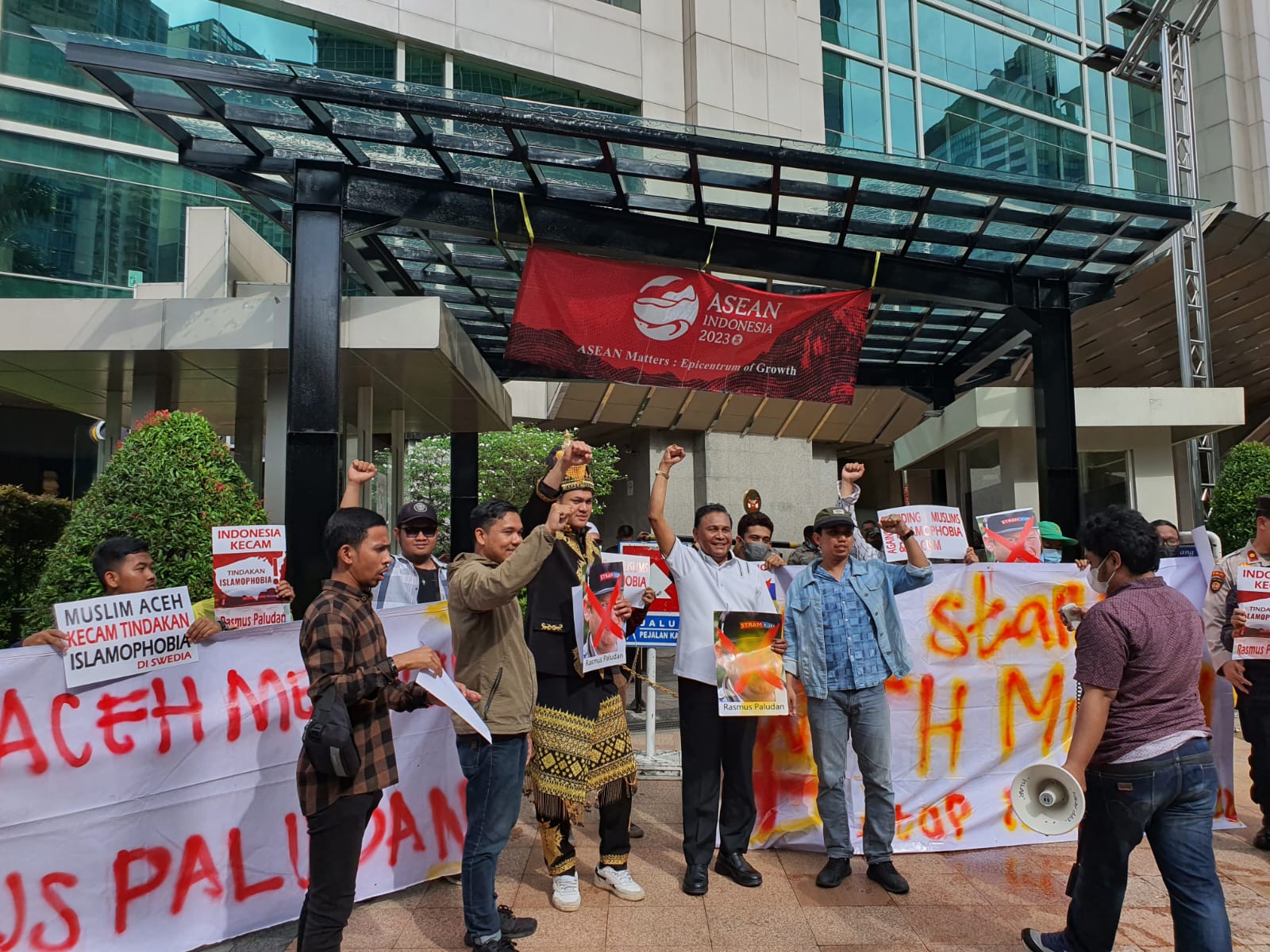 Abdullah Puteh Ikut Aksi Solidaritas AMTR Aceh Jakarta Mengutuk Pembakar Al-qur'an di Kedubes Swedia
