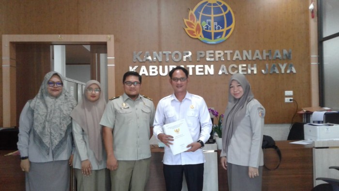 BPN Aceh Jaya serahkan 20 Sertifikat Tanah Wakaf kepada Kepala Penyelenggara Zawa