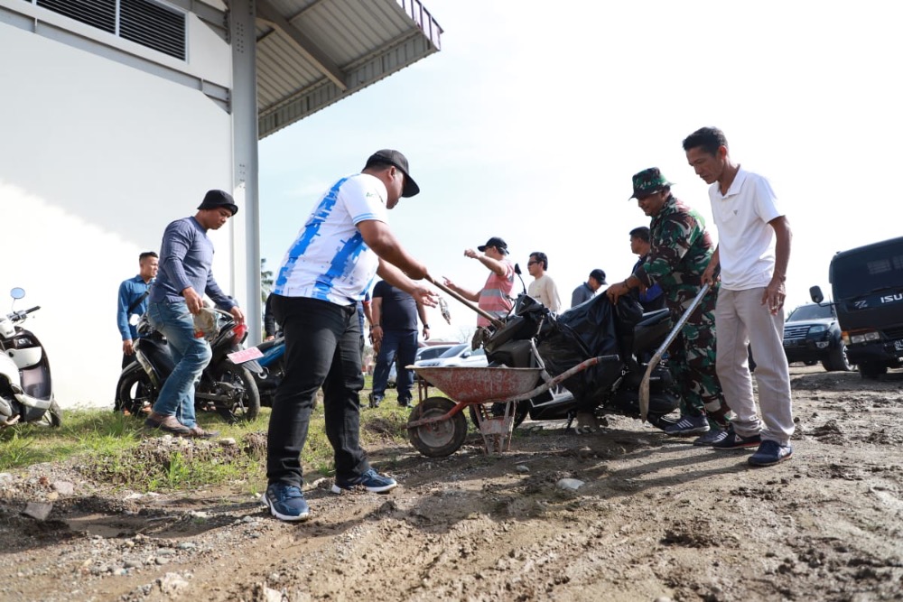 Pj Bupati Pimpin Aksi 1 Jam Memungut Sampah di Pasar Induk Lambaro