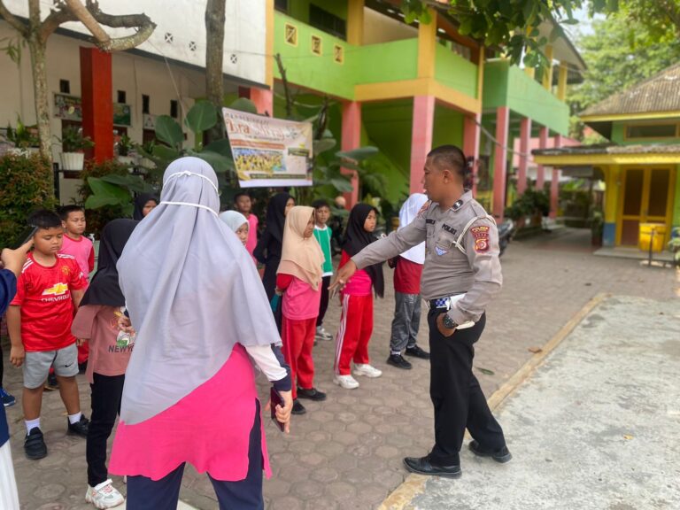 Satlantas Polres Aceh Tamiang Sosialisasikan Kamseltibcarlantas dan Pendidikan Berlalu Lintas ke Siswa SD