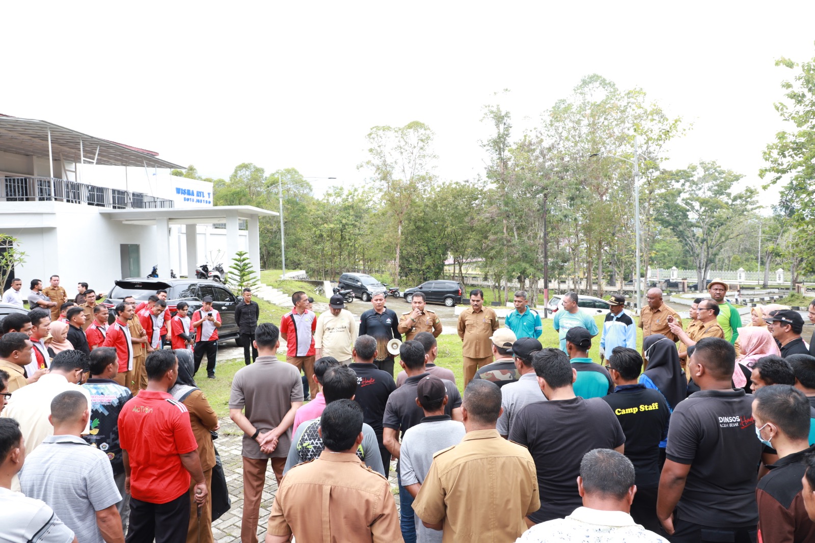 Pj Bupati Aceh Besar Ikut Gotong Royong di Wisma Atlet