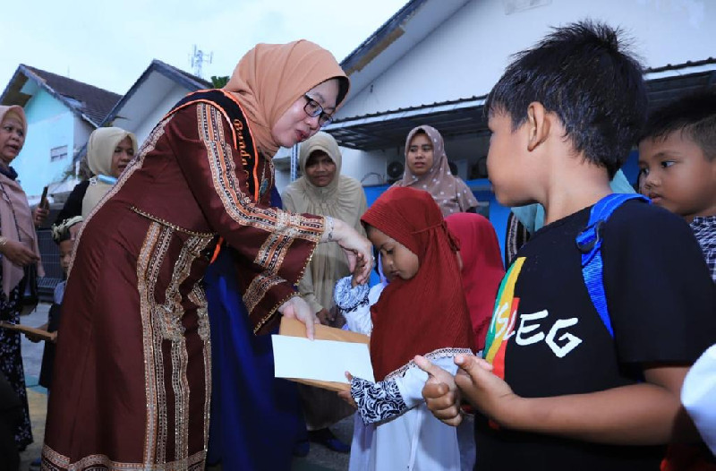 Pj Bunda PAUD Banda Aceh Santuni dan Ajak Bermain Anak Yatim Dhuafa