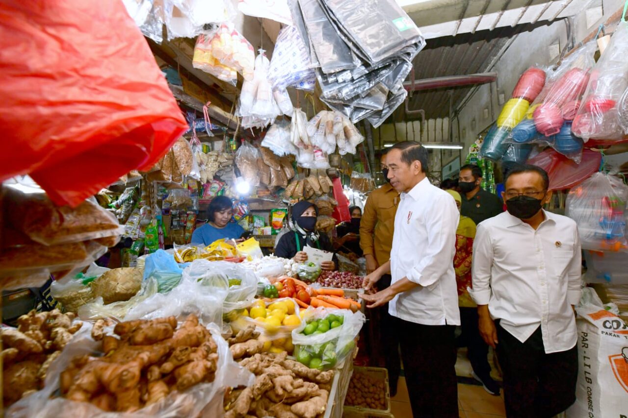 Jelang Ramadan 2023, Presiden Jokowi Cek Harga Bahan Pangan di Pasar Wonokromo