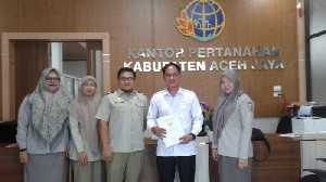 BPN Aceh Jaya serahkan 20 Sertifikat Tanah Wakaf kepada Kepala Penyelenggara Zawa