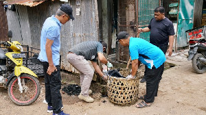 Satu Jam Pungut Sampah di Pasar Pagi Keutapang Dua, Pj Bupati Aceh Besar Ajak Pedagang Peduli Kebersihan