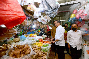 Jelang Ramadan 2023, Presiden Jokowi Cek Harga Bahan Pangan di Pasar Wonokromo
