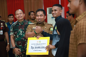 Pj Bupati Aceh Besar Serahkan Bonus untuk Atlet PORA Ke-14