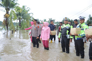 Polre Pidie Salurkan Bantuan Untuk Korban Banjir