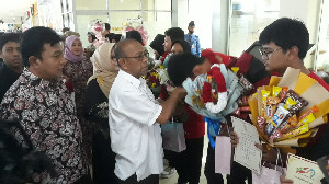 Tiba di Aceh, Pelajar Peraih Medali di Bangkok Disambut Kalungan Bunga