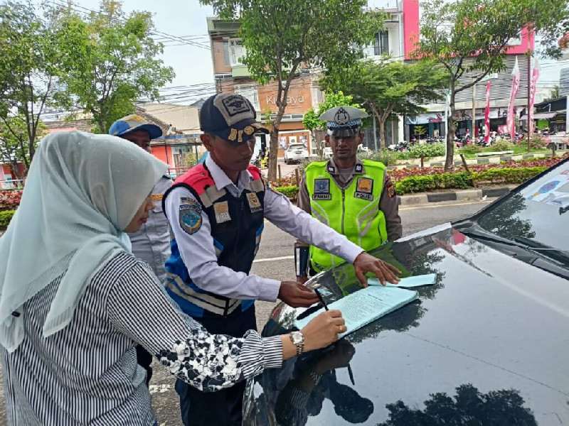 Cegah Lakalantas Akibat Parkir Sembarangan, Dishub Banda Aceh Sosialisasi Penerapan ETLE Mobile