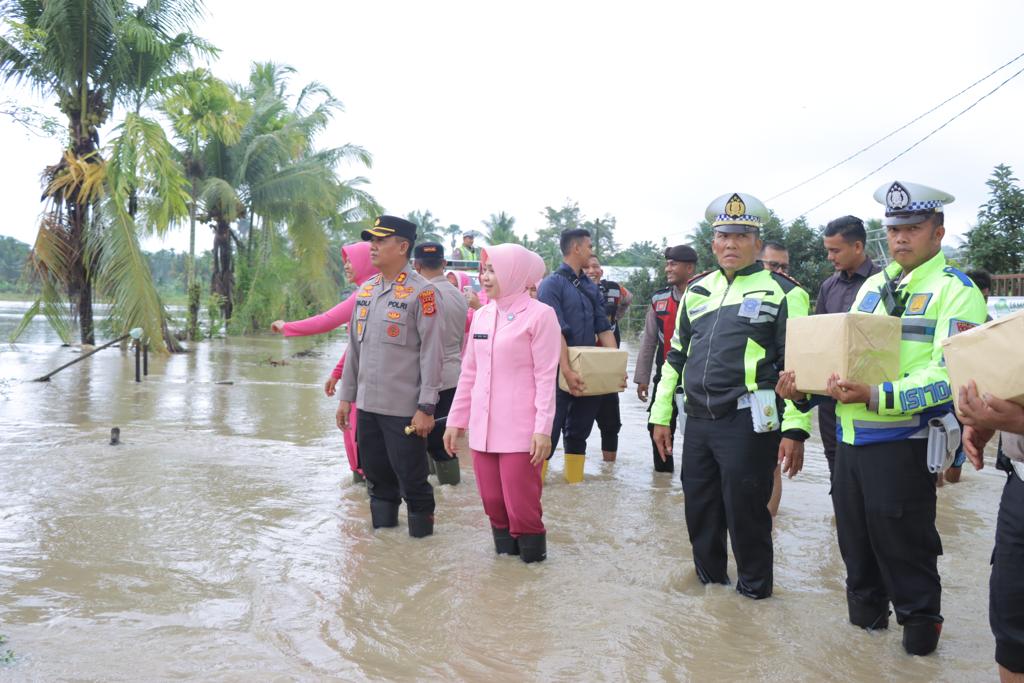 Polre Pidie Salurkan Bantuan Untuk Korban Banjir