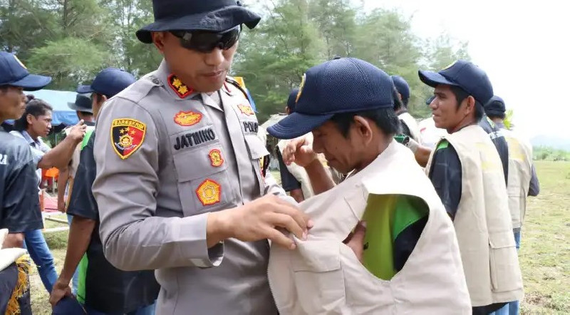 Polres Simeulue Bersama TNI dan Forkopimda Berikan Penghargaan Kepada Relawan Penyu