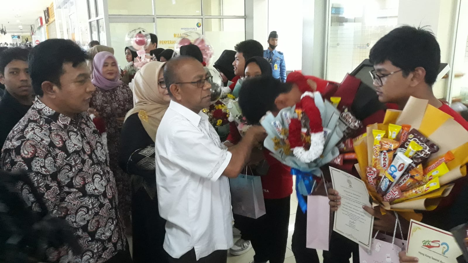 Tiba di Aceh, Pelajar Peraih Medali di Bangkok Disambut Kalungan Bunga