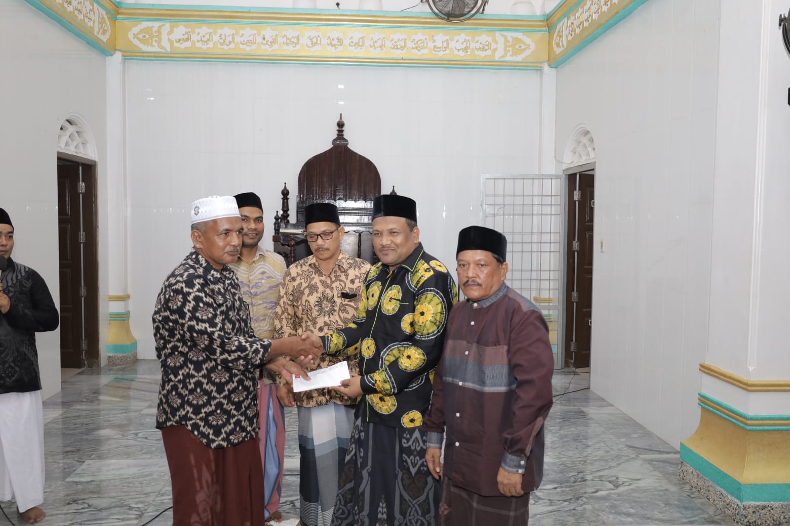 Haji Mukhlis Takabeya Safari Ramadan ke Sejumlah Masjid di Bireuen