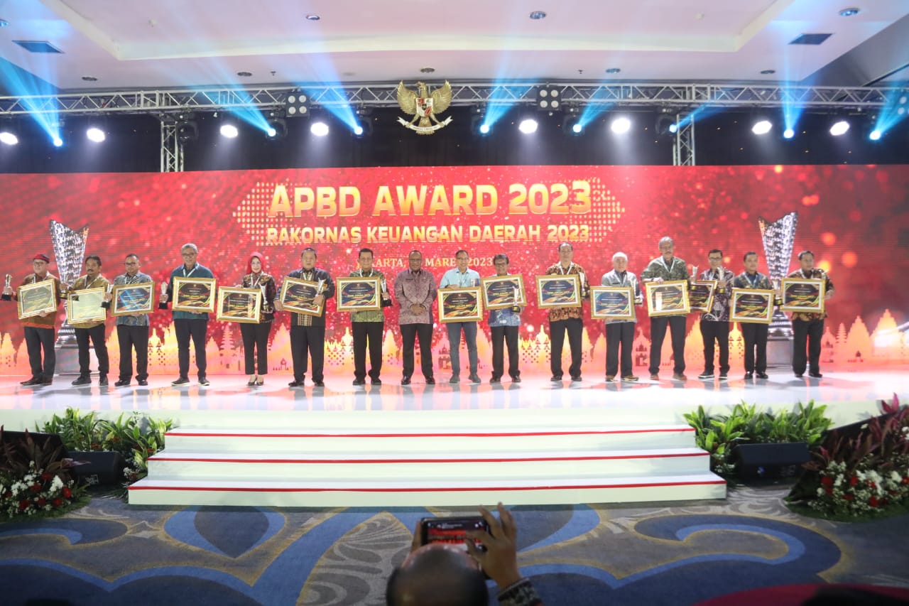 Kemendagri Beri Penghargaan Kepada Daerah Realisasi APBD Tertinggi