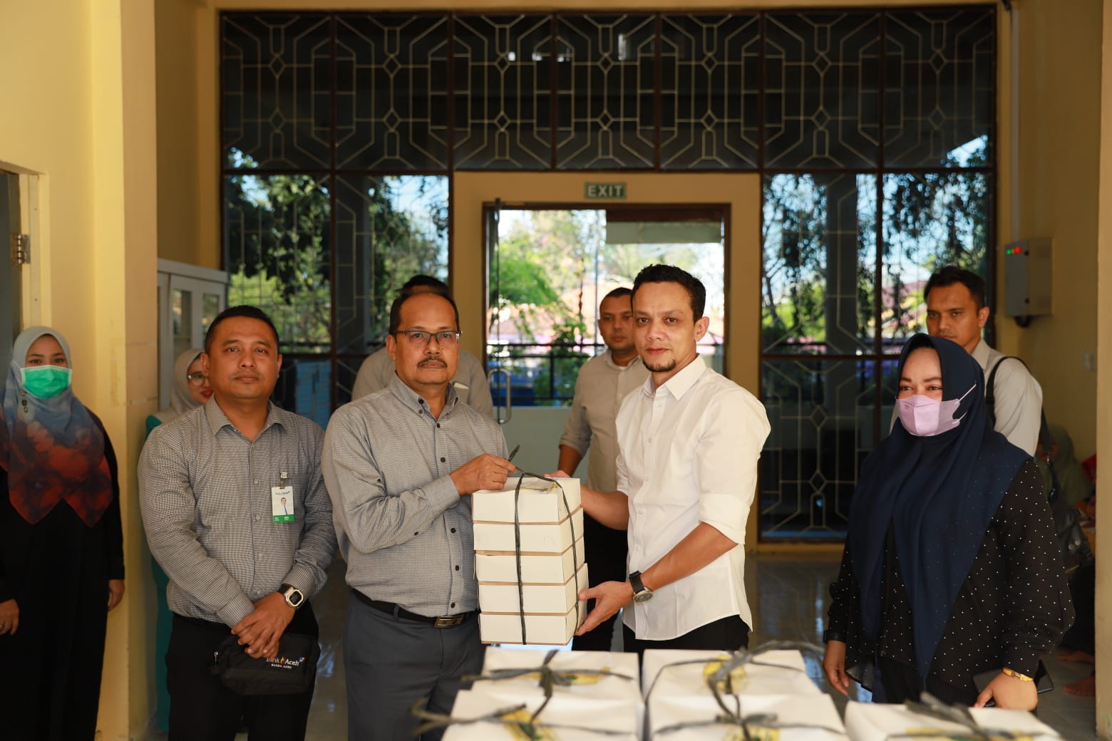 Bank Aceh Salurkan Paket Buka Puasa Kepada Pasien Rumah Singgah dan Petugas Medis RSUZA
