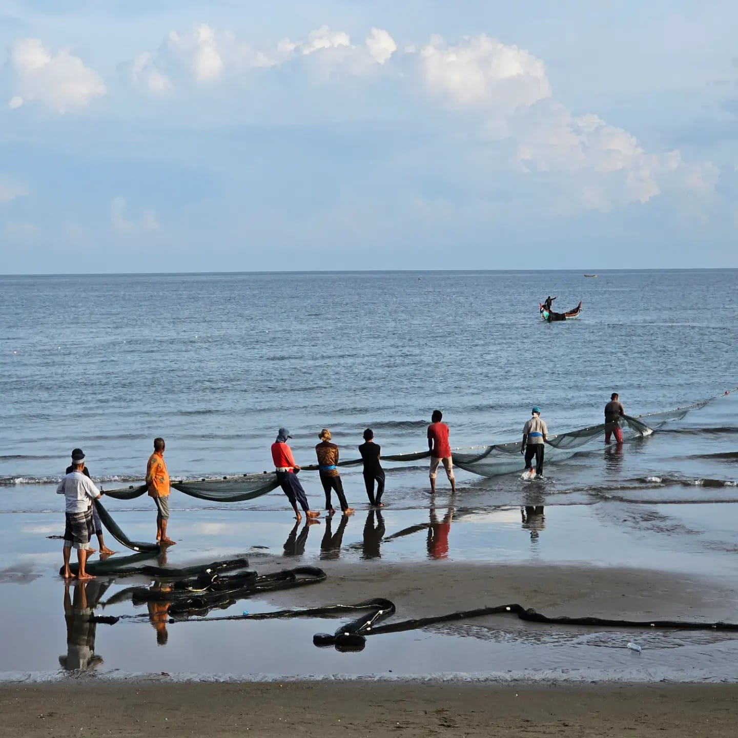 Meski Puasa Ramadhan, Aktivitas Nelayan Pantai Jangka Berjalan Seperti Biasa