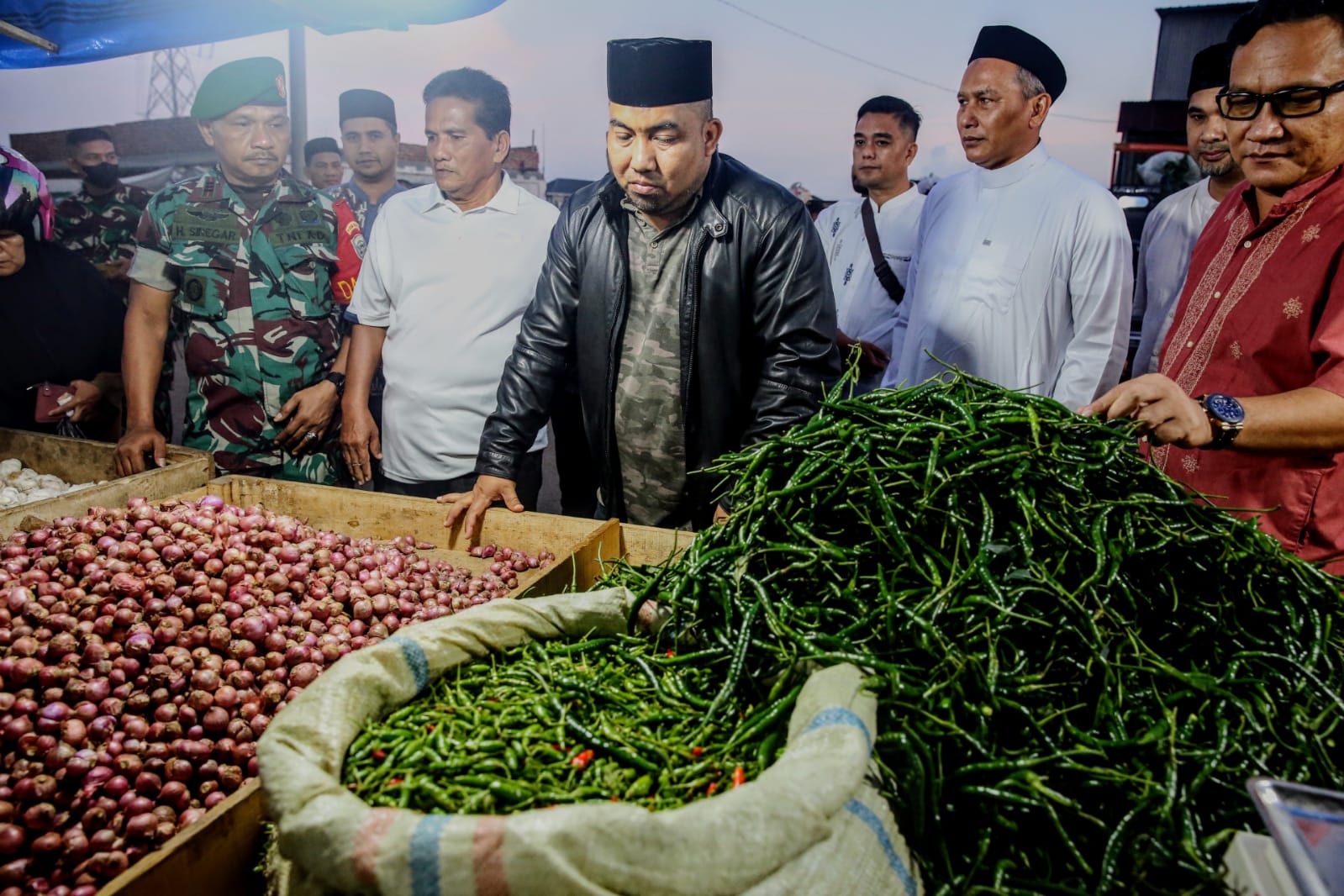 Pastikan Harga Bahan Pokok Stabil, Pj Bupati Aceh Besar Kunjungi Pasar Lambaro