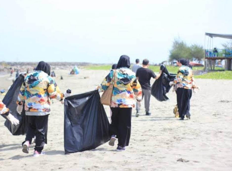 Aksi Anak Muda Aceh Bersihkan Pantai Syiah Kuala