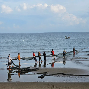 Meski Puasa Ramadhan, Aktivitas Nelayan Pantai Jangka Berjalan Seperti Biasa