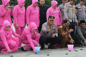 Kapolres Aceh Jaya Lepaskan 20 Tukik, Ini Pesannya