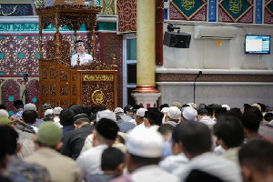 Malam Tarawih Perdana, Bakri Siddiq Beri Tausiah di Masjid Oman