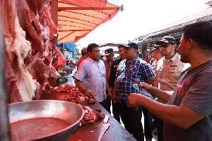 Pemkab Aceh Besar Pantau Harga Daging Meugang di Pasar Induk Lambaro