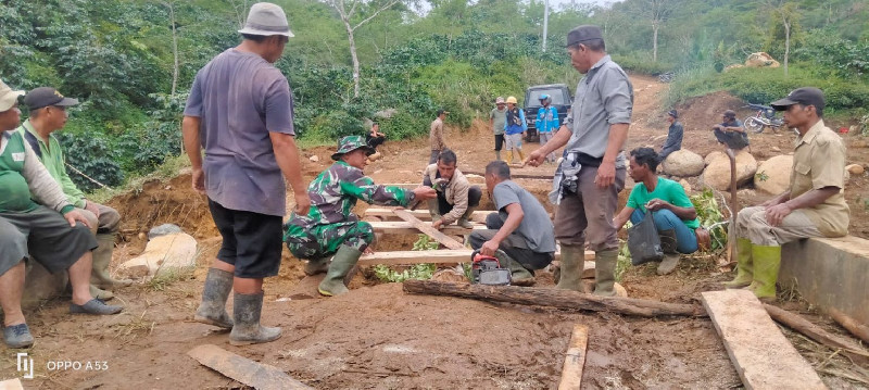Babinsa Gotong Royong Bersama Warga Bangun Jembatan Darurat Penghubung Dua Desa