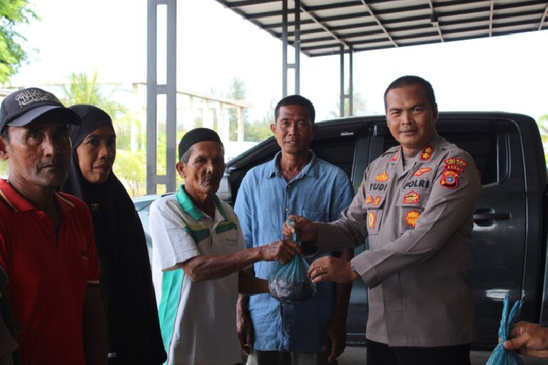 Kapolres Aceh Jaya Berbagi Daging Meugang kepada Personel dan Masyarakat
