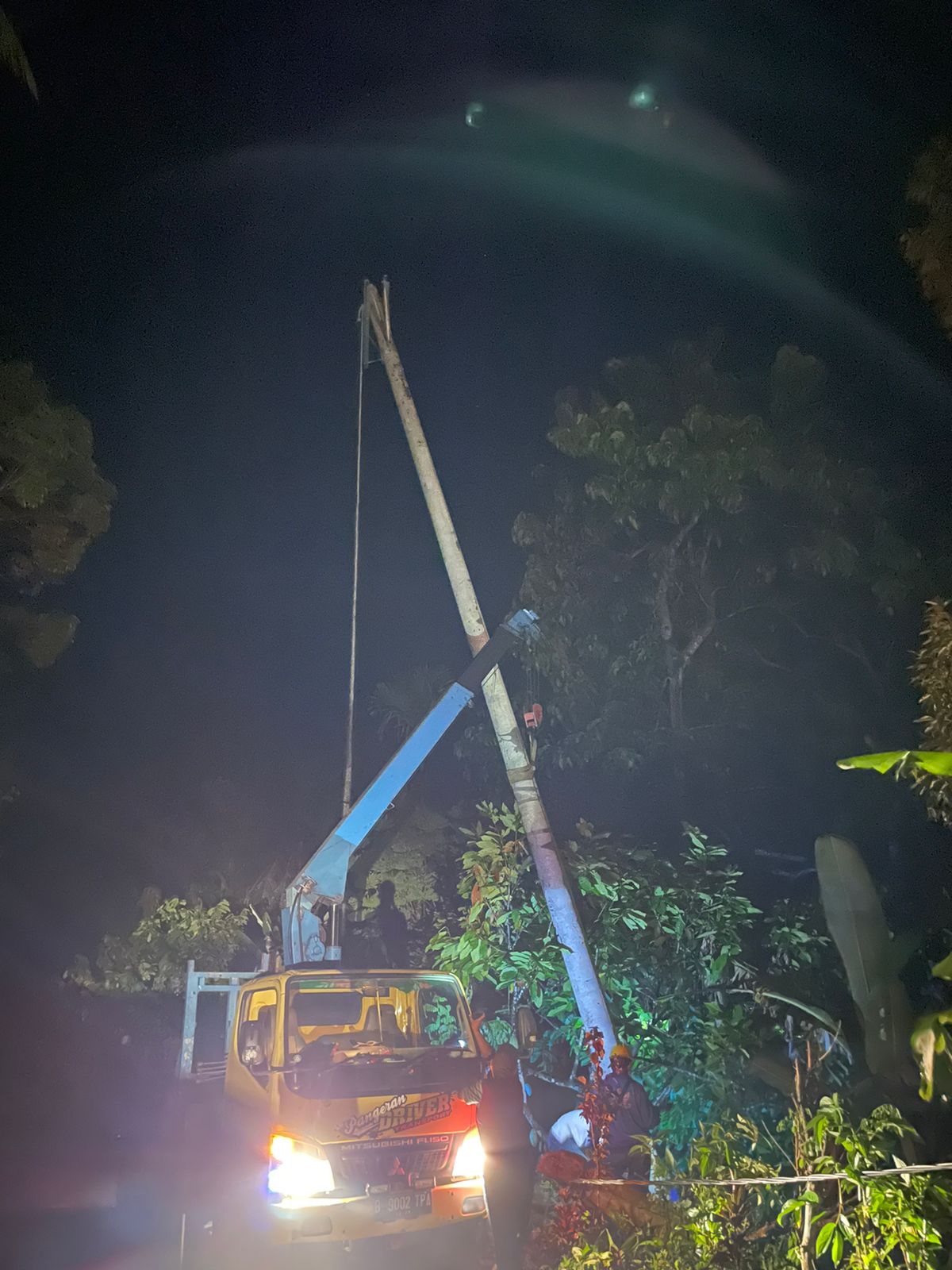 Petugas PLN Sigap Pulihkan Listrik Pasca Tumbang Pohon di Tangse Pidie