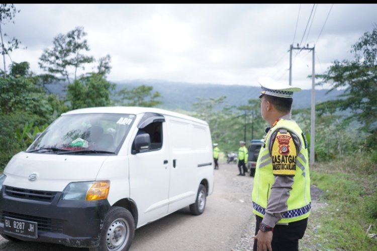 Pengunjung ke Gunung Salak Meningkat, Polisi Berikan Keamanan Lalu Lintas