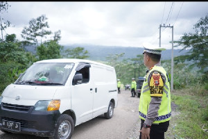 Pengunjung ke Gunung Salak Meningkat, Polisi Berikan Keamanan Lalu Lintas