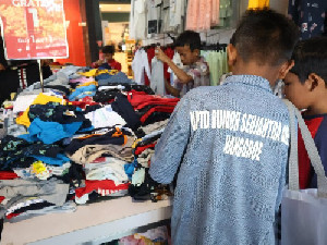 50 Anak Binaan UPTD RSAN Dinsos Aceh Belanja Baju Lebaran
