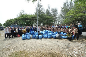 Dishub Aceh Bersih-bersih di Pelabuhan Ulee Lheue, Berhasil Kumpulkan 50 Kg Sampah
