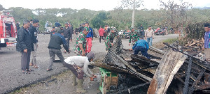 TNI, BPBD, dan Warga Bener Kelipah Utara Bersihkan Puing Sisa Kebakaran
