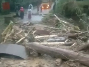 Jembatan Penghubung Putus Akibat Banjir Bandang, Akses Jagong Jeget-Gegarang Putus Total