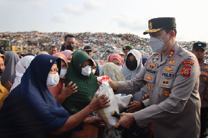 Kapolda Aceh Salurkan 150 Paket Sembako di TPA Gampong Jawa