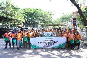 Pj Walikota Banda Aceh Salurkan Paket Lebaran Bank Aceh Kepada Pasukan Oranye