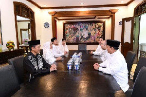 Silaturahmi Prabowo di Lebaran Pertama, Siapa Sosoknya?