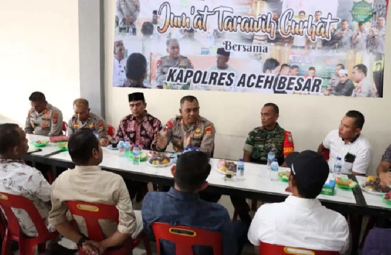 Usai Salat Tarawih, Polres Aceh Besar Gelar Jumat Curhat di Seulimeum