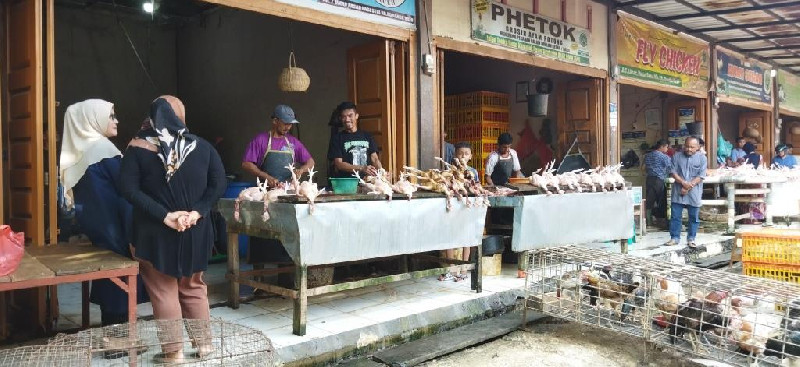Harga Ayam Hari Meugang di Pasar Seutui Relatif Stabil