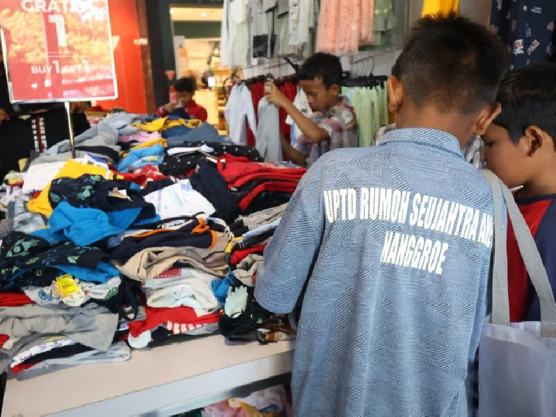 50 Anak Binaan UPTD RSAN Dinsos Aceh Belanja Baju Lebaran