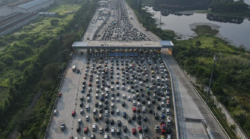 Diprediksikan Arus Balik Lebaran Dimulai Besok, 203 Ribu Kendaraan Padati Jalan Tol