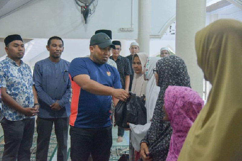 Pj Bupati Aceh Besar Serahkan 50 Paket Ramadan di Cot Suruy