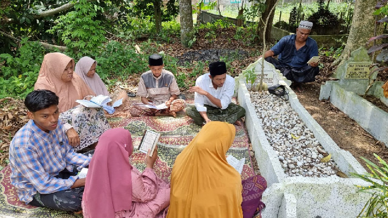 Lebaran Pertama, Masyarakat Aceh Utara Ramai Lakukan Ziarah Kubur