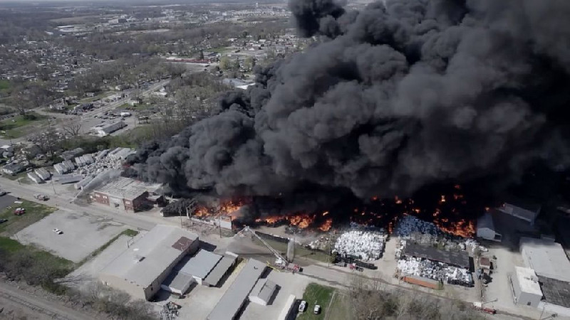 Pabrik Daur Ulang Terbakar, 2.011 Penduduk Dievakuasi di Indiana